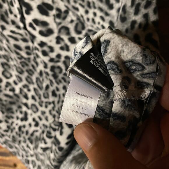 Torrid Gray Leopard Grey Harper Studio Crepe Flutter Blouse Women's Size 2/2X - Picture 8 of 9